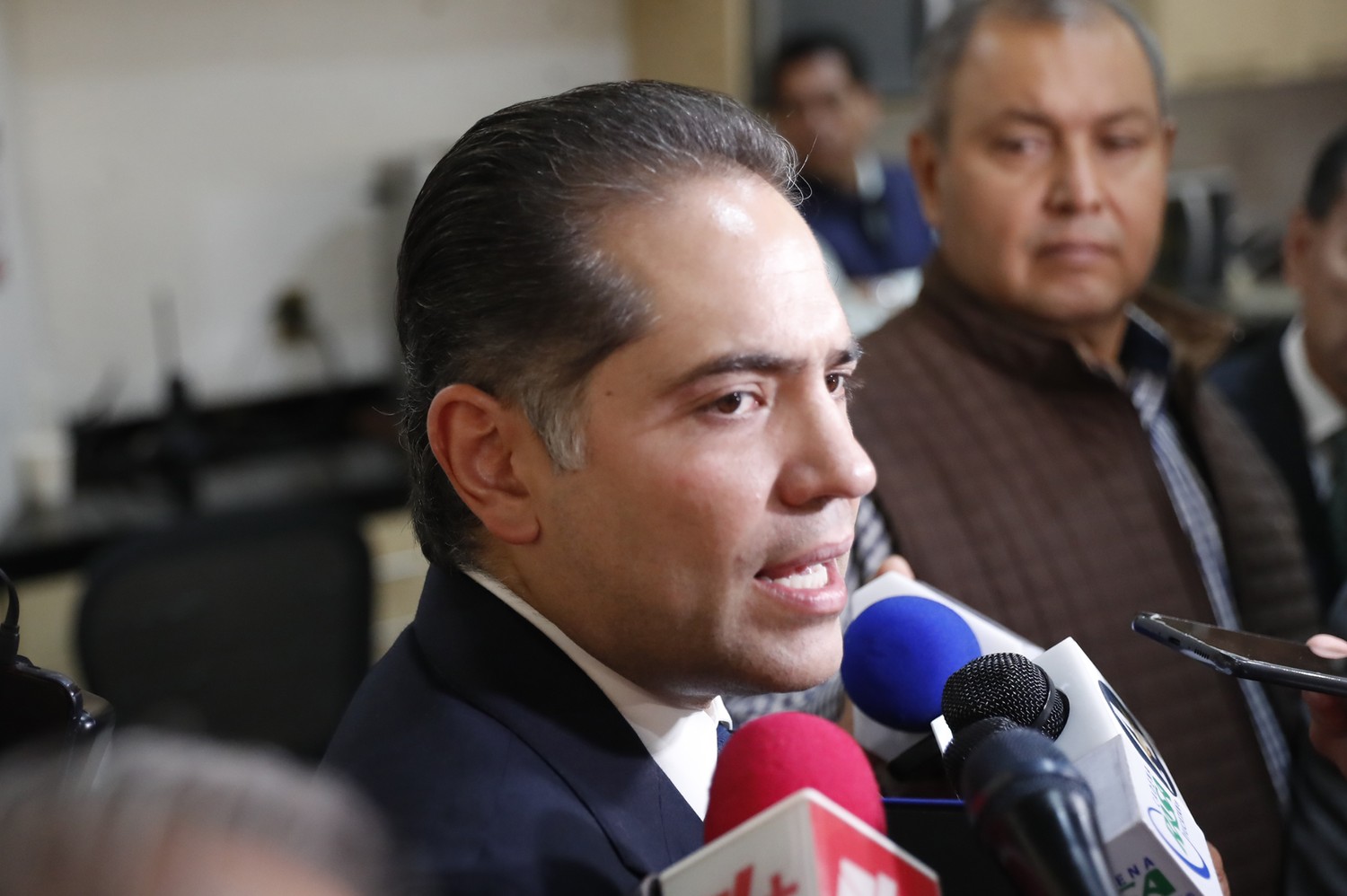 Intercambio con reporteros en un recinto legislativo.